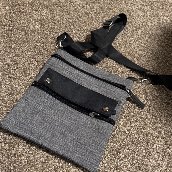 Lightweight multi-pocket crossbody bag w/adjustable strap - EUC!! - Picture 1 of 8